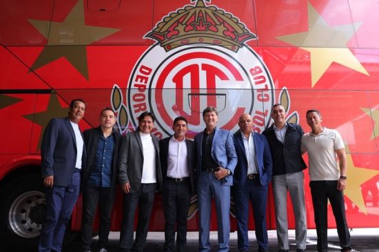 Un transporte de campeones: Mercedes-Benz Autobuses entrega unidad de doble piso al Club Toluca